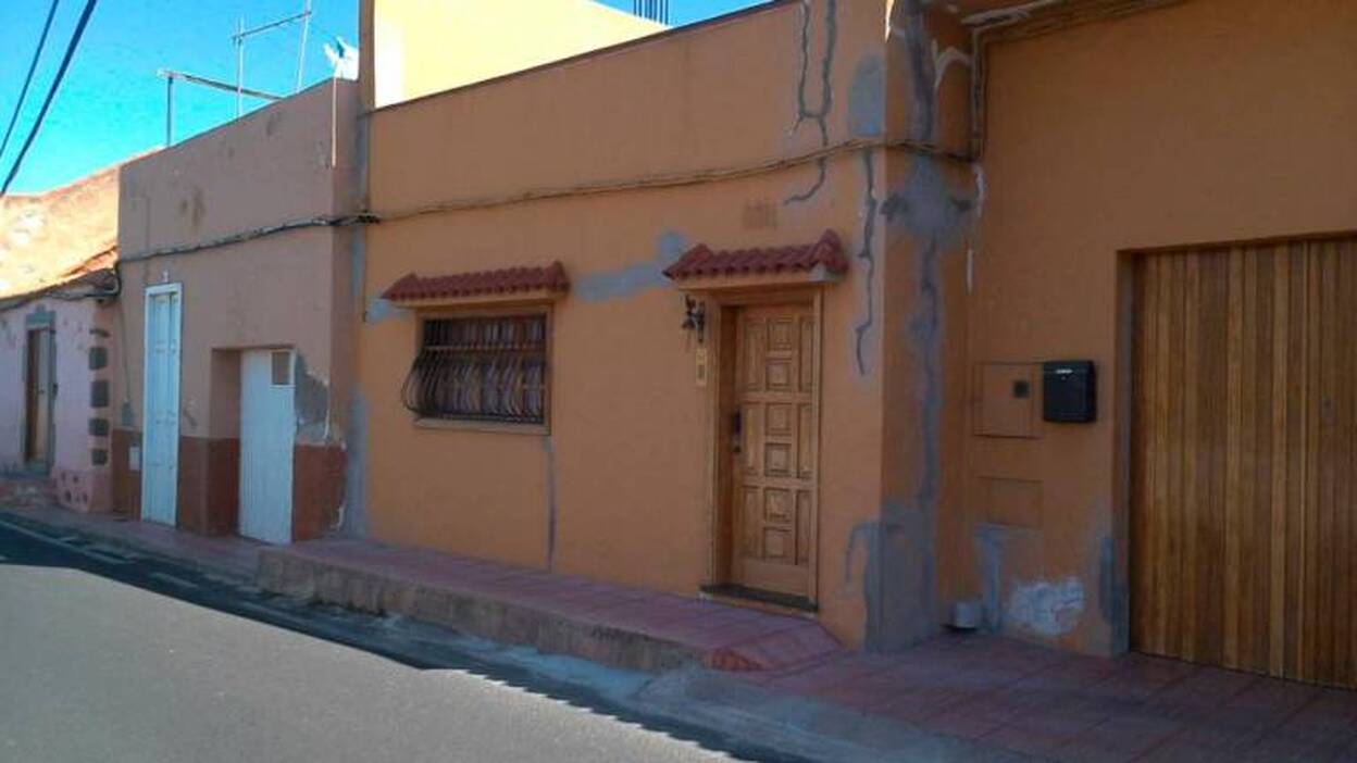 Sufre quemaduras tras incendiarse su casa