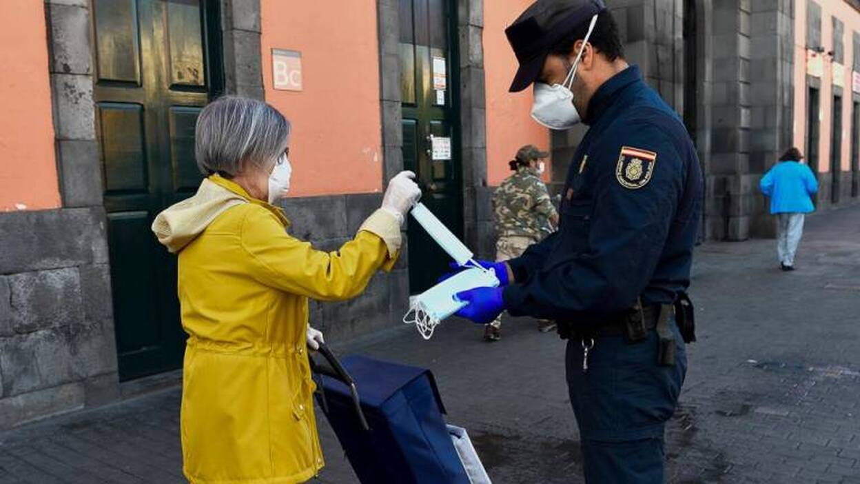 Reparto de mascarillas en la capital grancanaria