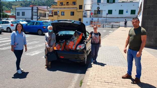Donación de alimentos para los gatos callejeros de Teror