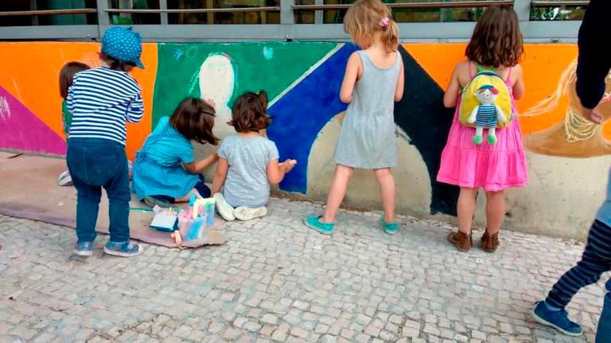 El Gobierno rectifica y dejará salir a los niños de hasta 14 años a pasear acompañados de sus padres