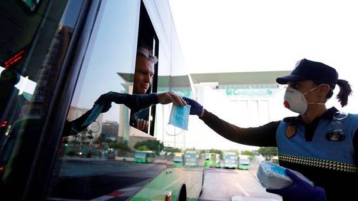 El Gobierno obliga a llevar mascarillas en el transporte público