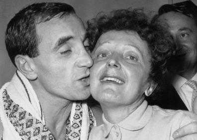 Imagen secundaria 1 - Charles Aznavour junto a su tercera esposa, Ulla Thorsell, el gran amor de su vida. Con la mítica Edith Piaf, de la que fue amante, letrista y chico de los recados, y con la cámara de Súper-8 con la que grabó sus viajes y aspectos de su intimidad durante años.