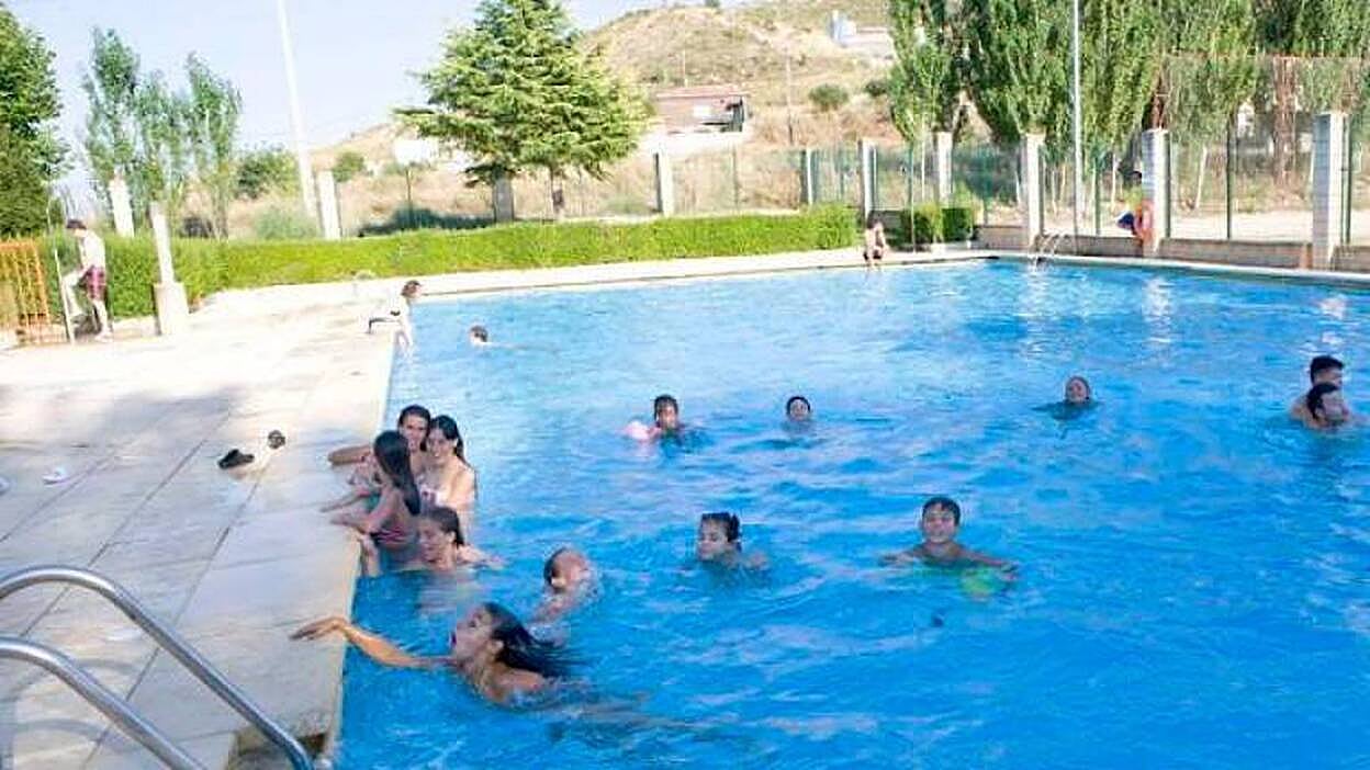 Los baños en las piscinas comunitarias, en el aire