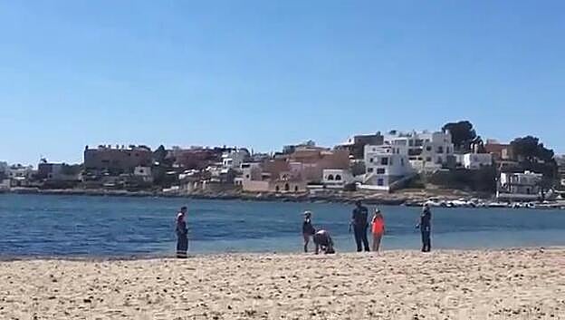 Sumerge la cabeza de un policía en la playa al reprocharle que estaban fuera de horario