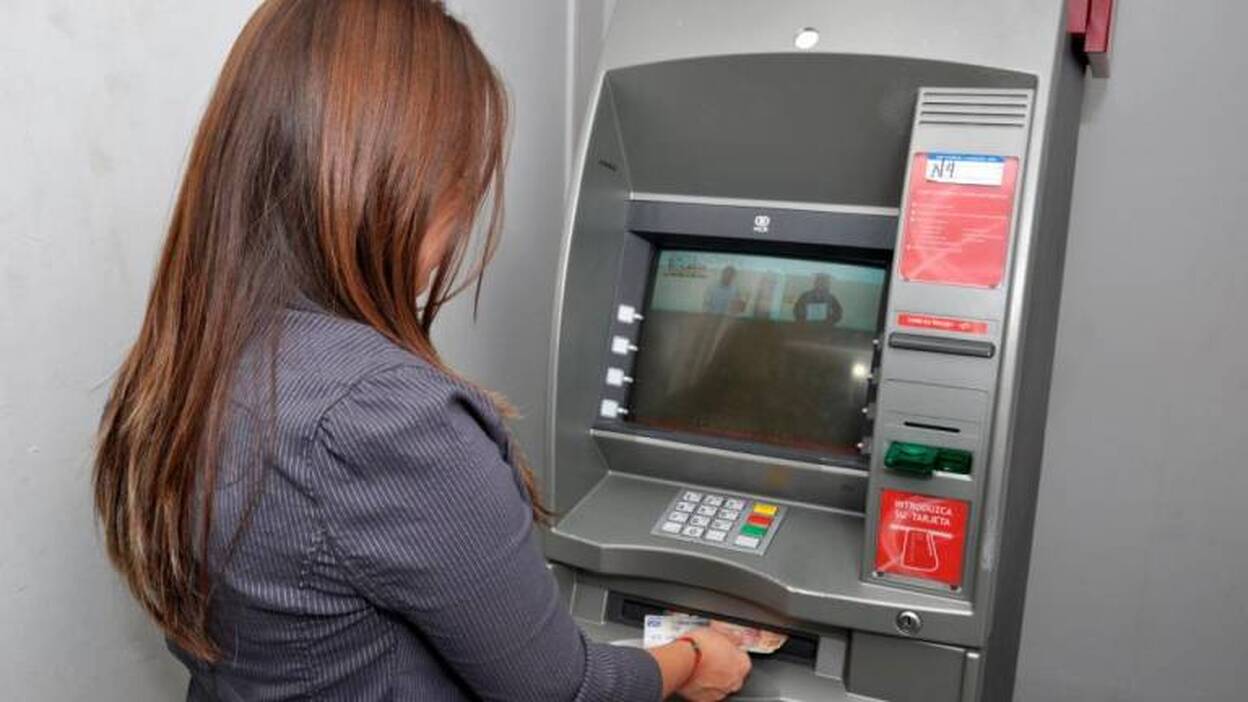 La banca devuelve por las tarjetas ‘revolving’ menos de lo exigido