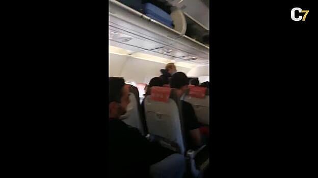 El Gobierno canario exige que se respete la distancia entre los pasajeros de los aviones