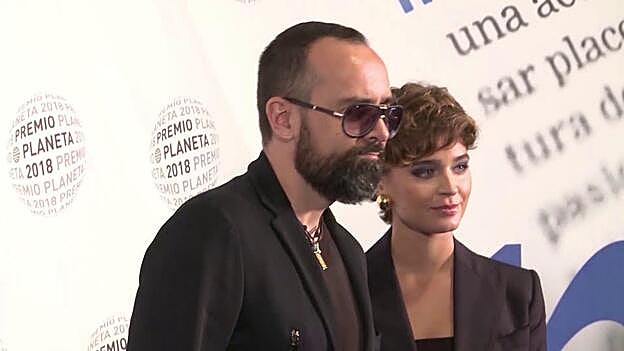 Laura Escanes muestra cómo su hija juega con figuras de madera