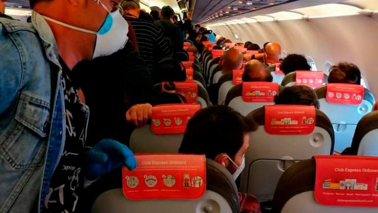Las aerolíneas sacrifican la distancia de seguridad si hay mascarillas