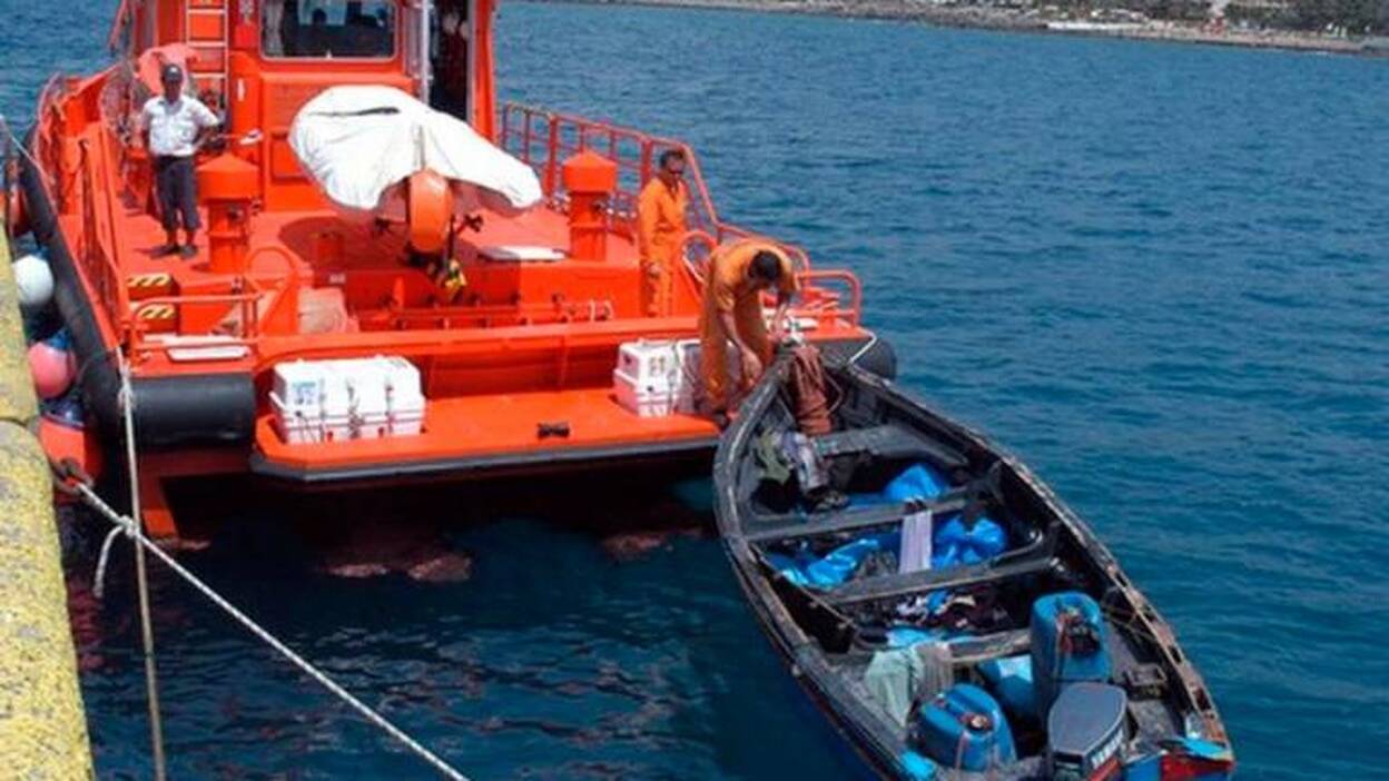 Interceptan una patera con 28 personas a trece kilómetros de Gran Canaria