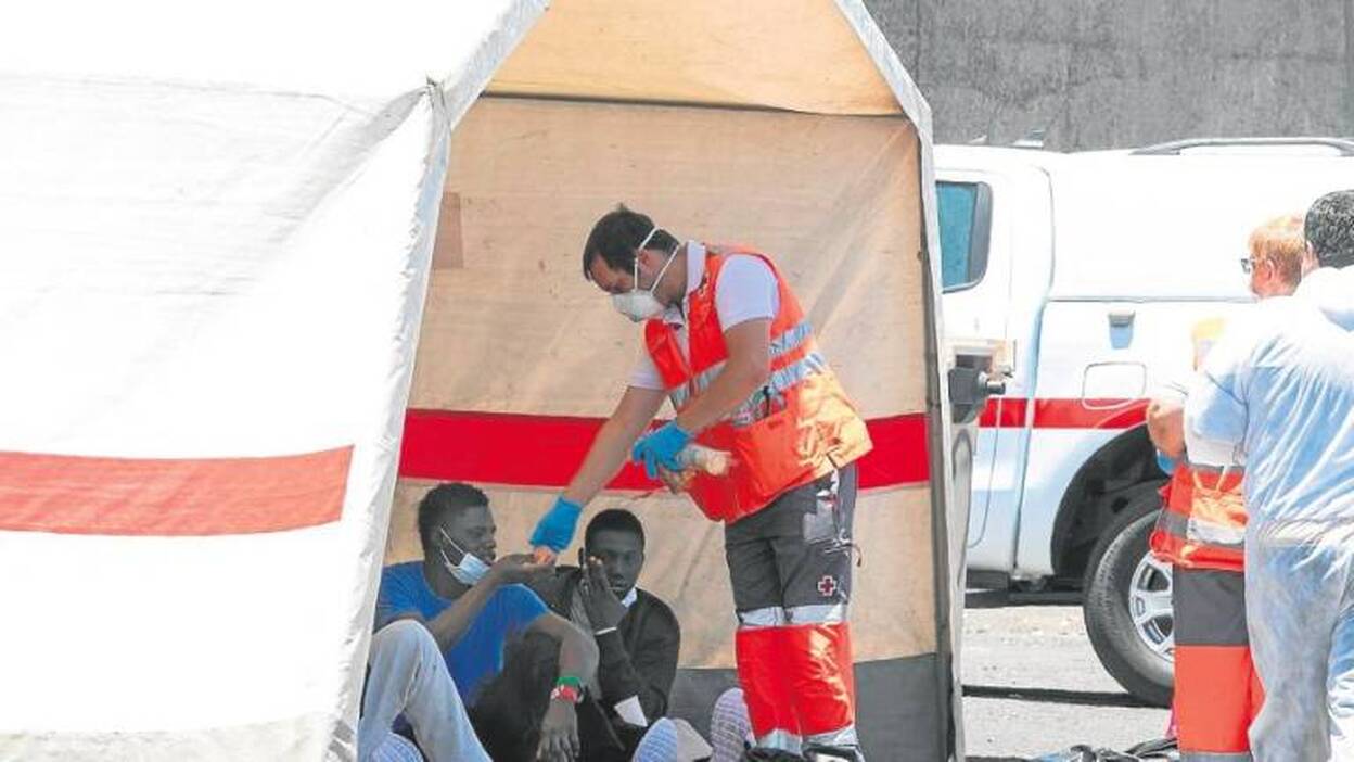 La falta de protocolo deja a los inmigrantes en calabozos