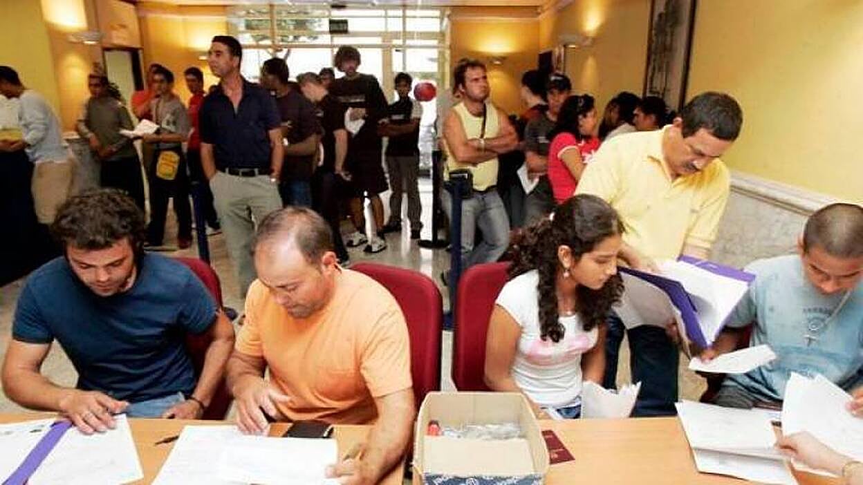 El Gobierno prorroga seis meses los permisos de los inmigrantes