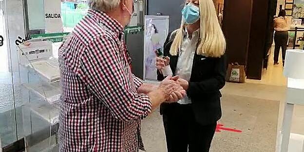 Los centros comerciales abren con estrictas medidas sanitarias