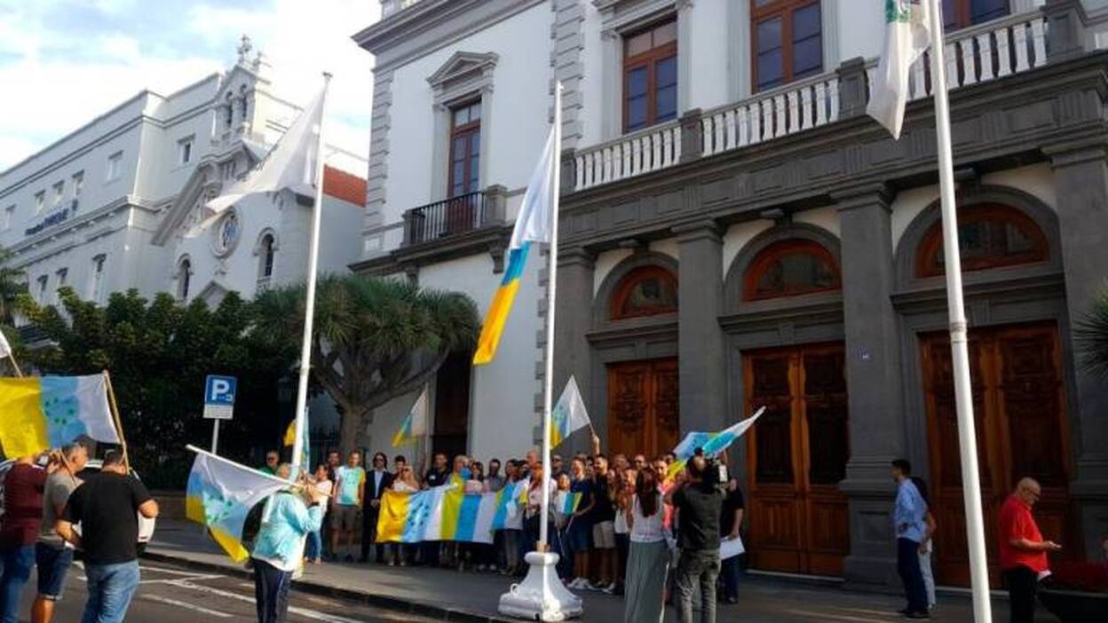 La bandera de las siete estrellas, fuera de las sedes oficiales