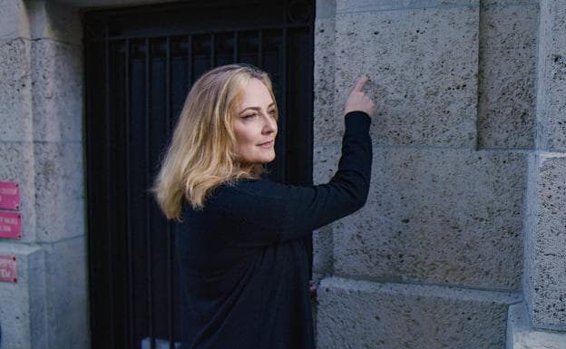 Maria Farmer, en la fachada del apartamento que Epstein tenía en Nueva York.