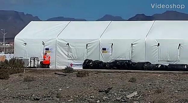 Cruz Roja comienza el montaje del campamento para migrantes en Arinaga