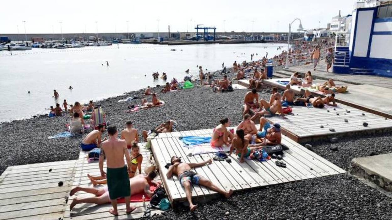 La ciencia revela poca supervivencia virus en el agua pero avisa de las aglomeraciones