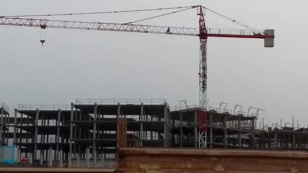 Activistas se suben a las grúas contra la construcción del hotel en La Tejita