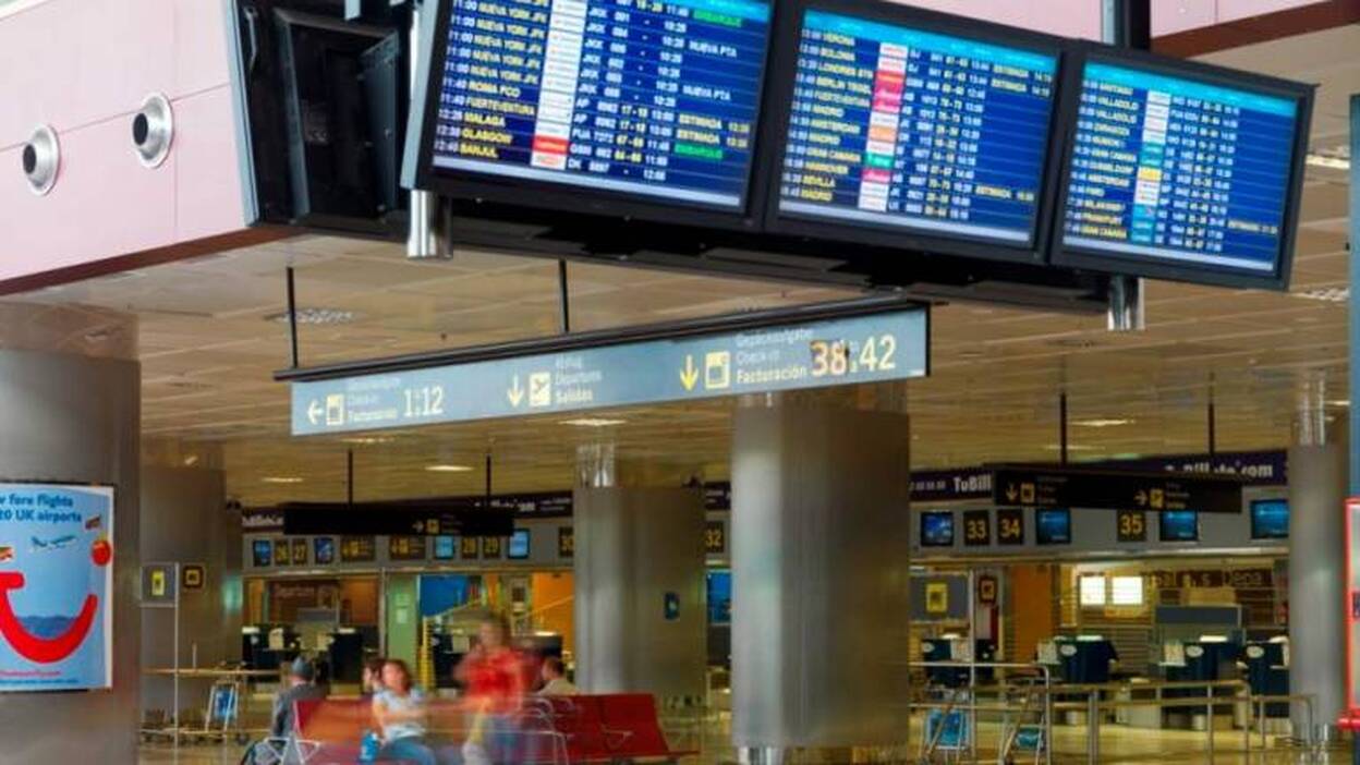 Los aeropuertos canarios estrenan la nueva normalidad con 216 operaciones