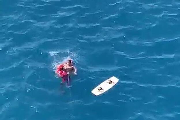 Salvan a un kitesurfista en apuros