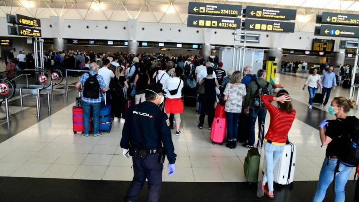 Los canarios viajan un 35% menos en el trimestre