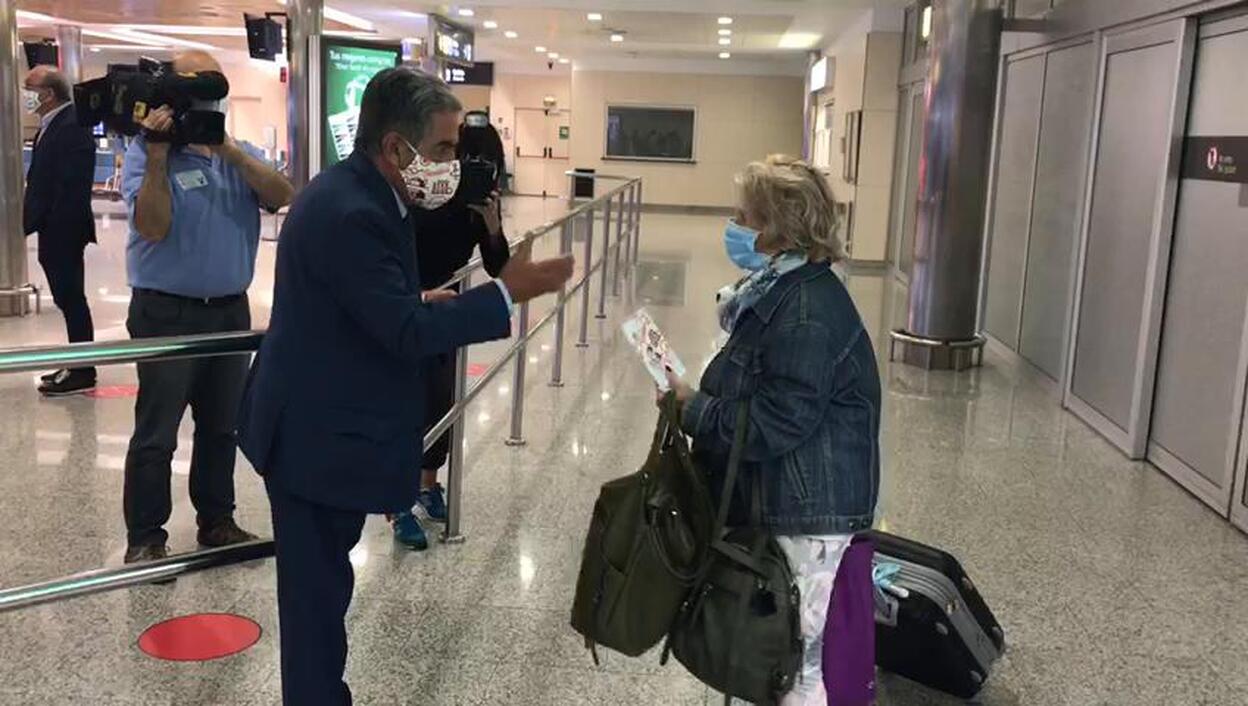 Revilla reparte mascarillas en un vuelo de Gran Canaria