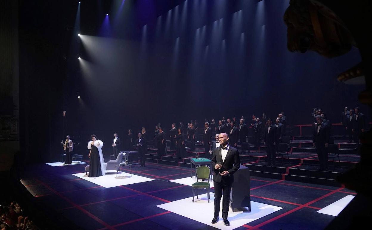 Momento de la representación de 'La Traviata', en el Teatro Real.
