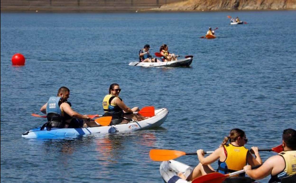 Un grupo de jóvenes, en un pantano de Córdoba.