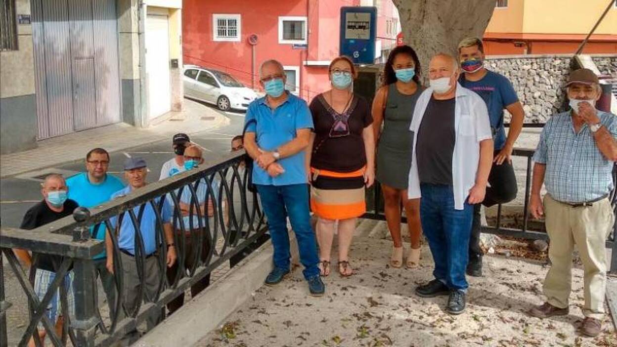 «Estuve hora y media en la parada de la guagua y al final me llevó un vecino»