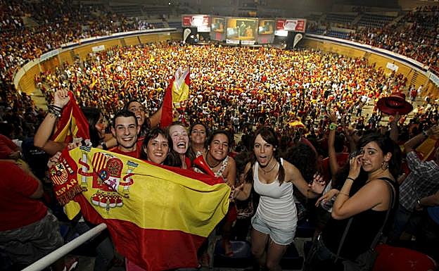 Imagen principal - La alegría desbordó las ciudades españolas. 