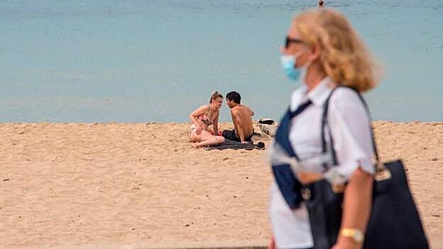 Mascarillas obligatorias en la playa y la piscina en Andalucía