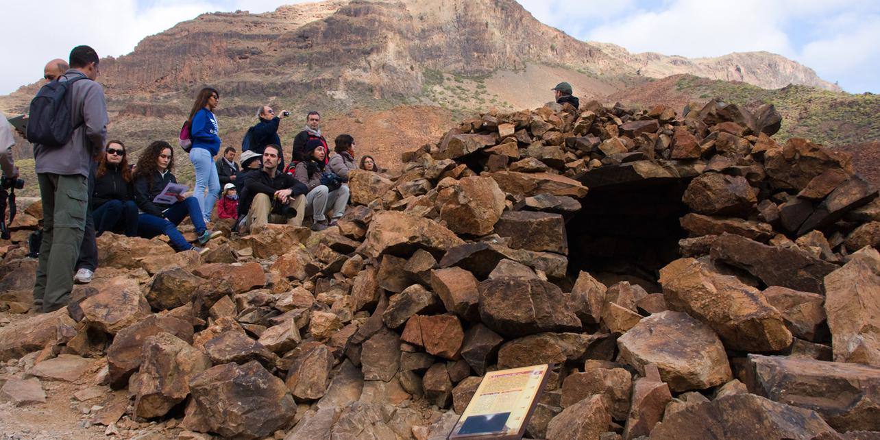 Visita a la necrópolis de Arteara