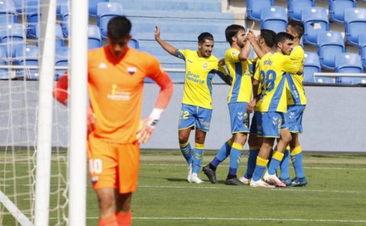 Los jugadores de Las Palmas celebran uno de los goles del partido. 