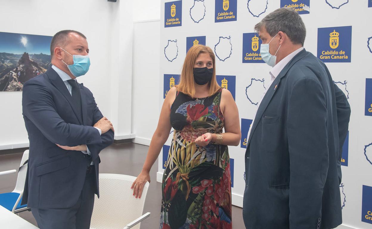 Responsables del Cabildo y el Ayuntamiento antes de firmar el convenio