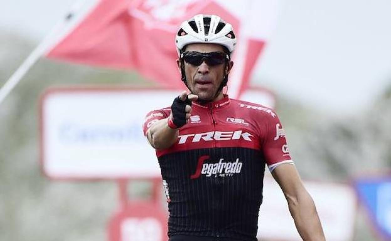 Alberto Contador, tras vencer en el Angliru en la Vuelta a España de 2017. 