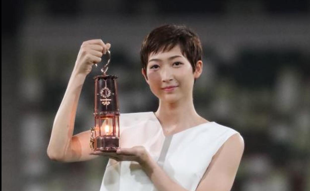 La nadadora Rikako Ikee porta la llama olímpica en una pequeña lámpara. 