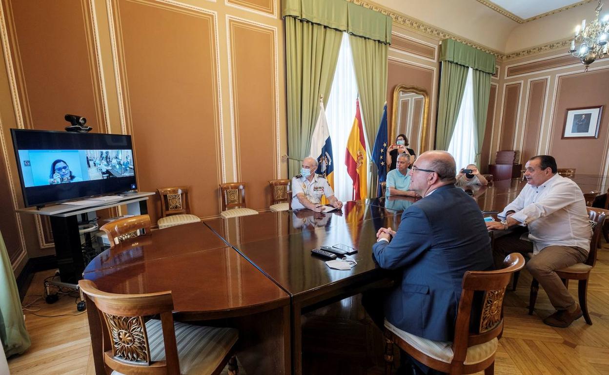 El consejero canario de Sanidad, Blas Trujillo, asegura que los locales de ocio están cumpliendo la normativa. 