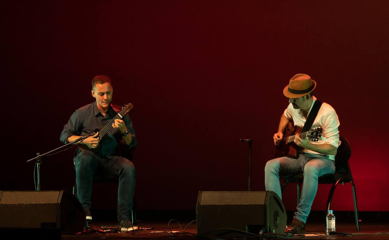 Germñan López (i) y Yul Ballesteros (d), en el escenario del Cuyás. 