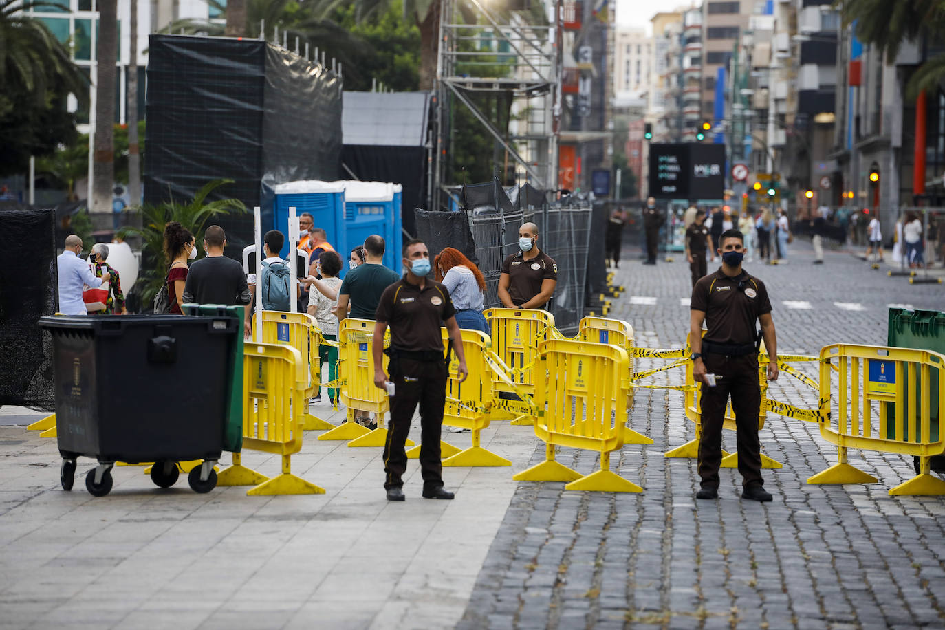 Agentes de seguridad privada toman la temperatura en el control de acceso al recinto de Santa Catalina.
