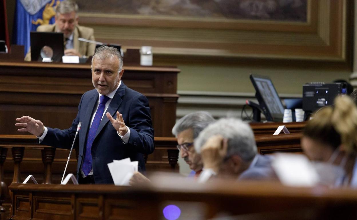 Ángel Víctor Torres, presidente del Gobierno de Canarias, ayer durante el pleno en el Parlamento