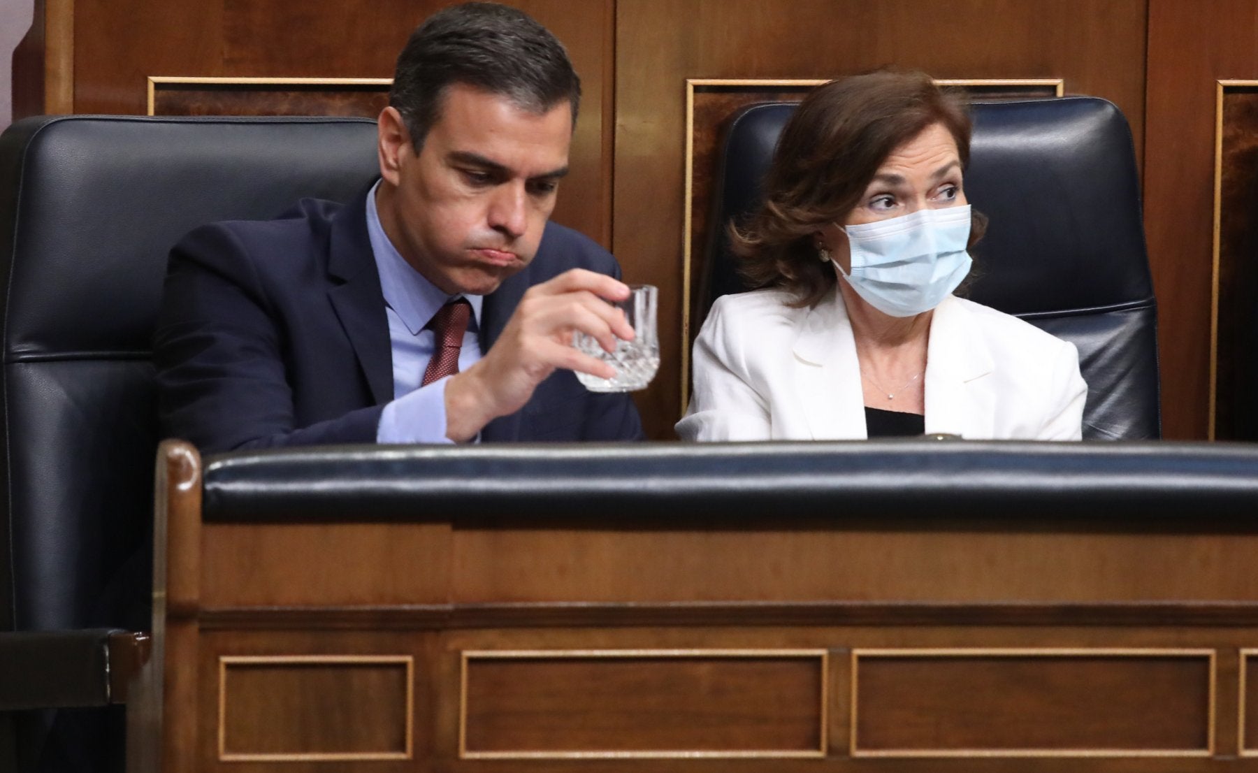 El presidente del Gobierno, Pedro Sánchez, ayer durante el pleno del Congreso junto a la vicepresidenta Carmen Calvo. 