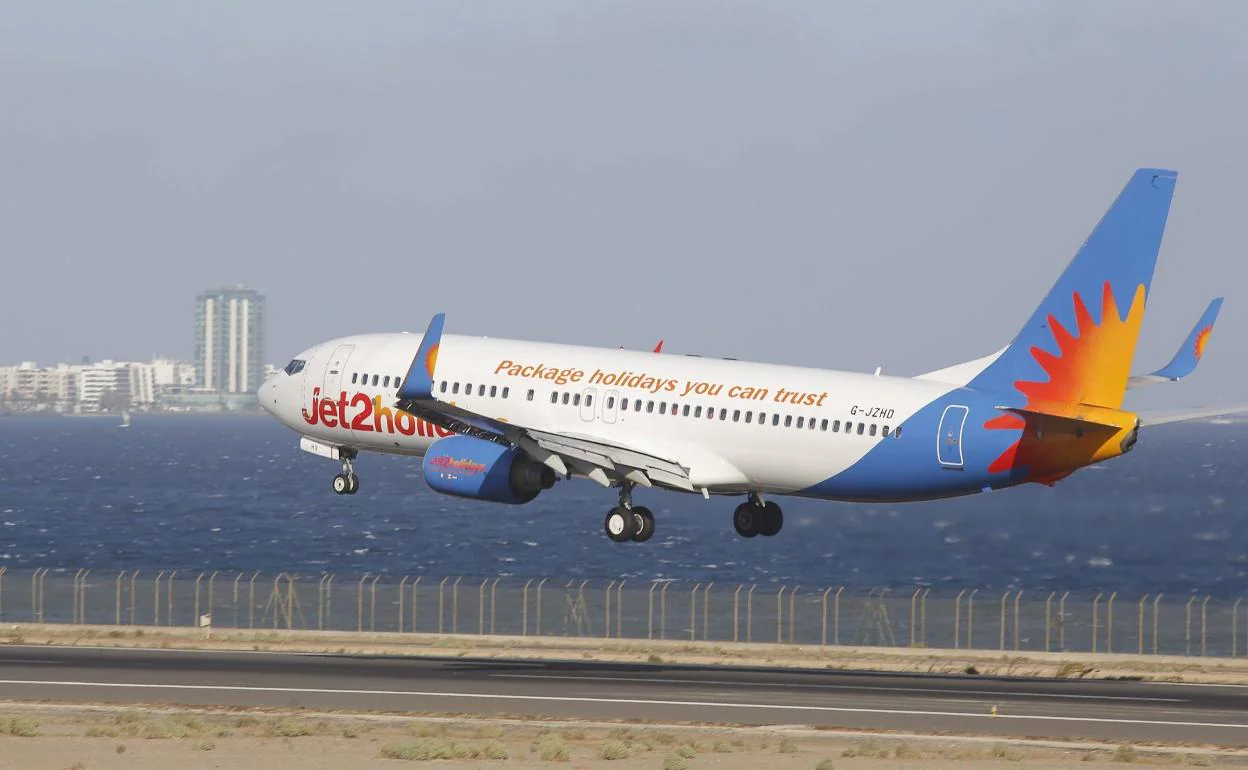 Un avión de Jet2, este martes pasado, despegando desde el aeropuerto de Lanzarote. 