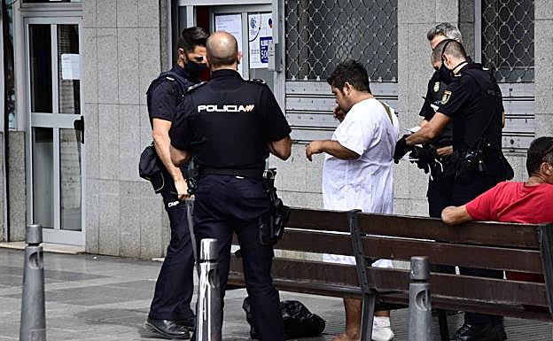 Imagen del momento en el que fue interceptado el paseante desnudo en Las Palmas de Gran Canaria. 