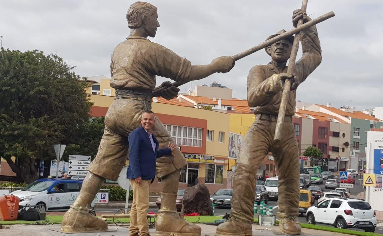 qJuego del Palo. Fue la primera actuación de esta plan Petra. Monzón posa junto a la escultura, en diciembre de 2019.