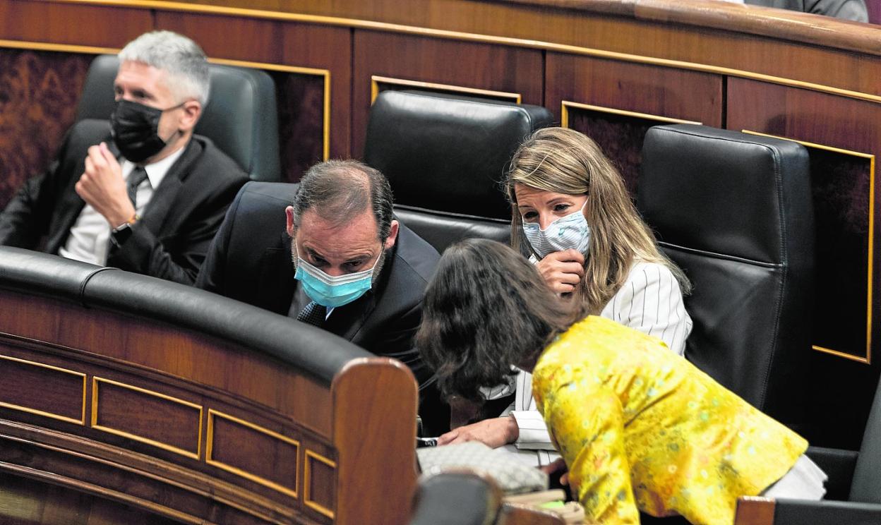 El ministro de Transportes, José Luis Ábalos, habla con compañeras del Gobierno durante un pleno del Congreso de los Diputados. 