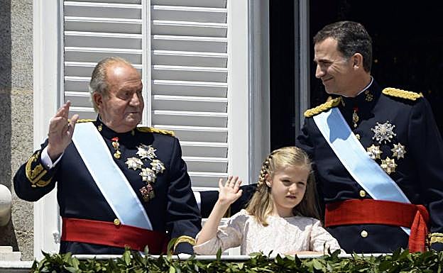 Don Juan Carlos comunica al Rey su decisión de trasladarse fuera de España