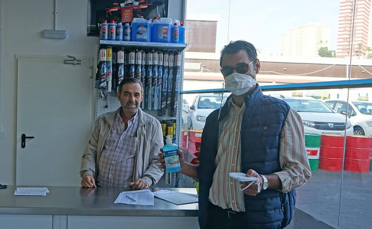 Imagen de un taxista con mascarilla y gel. 
