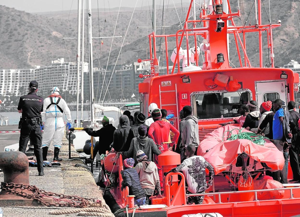 Imagen de los inmigrantes que llegaron el domingo al sur de Gran Canaria. 