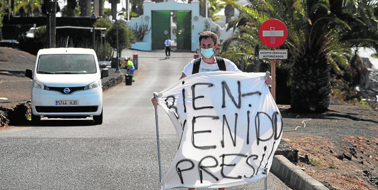 Ayer podía verse cierta expectación en torno a La Mareta que alojará al presidente, así como el impactante despliegue de paneles para garantizar su privacidad. 