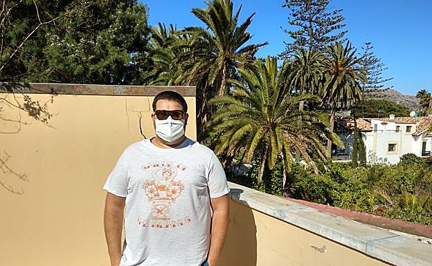 Alejandro Lorenzo posa en la calle Sataute, afectada por el mal olor y las moscas. 