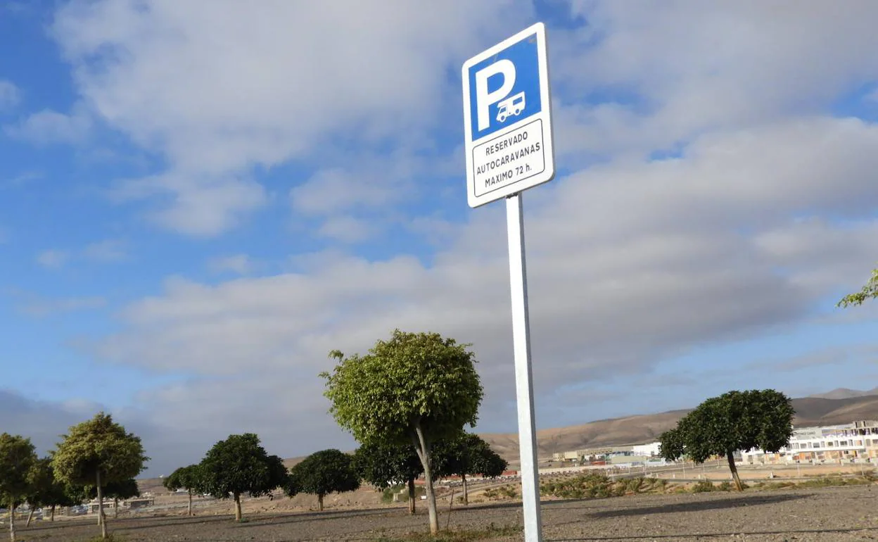 La capital establece zonas para aparcar autocaravanas en Playa Blanca y Fabelo